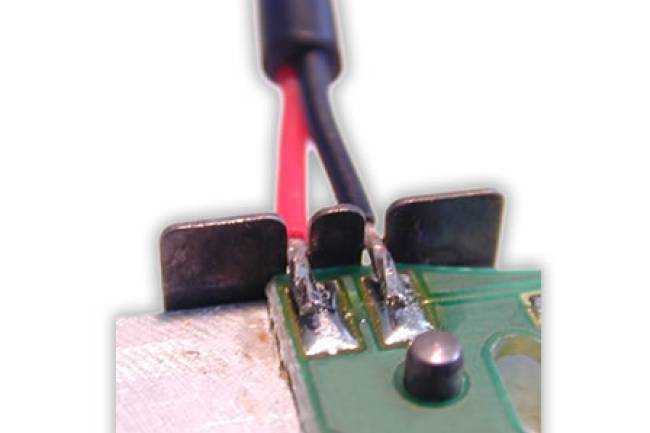 Effiziente Bügellötung von Einzellitzen auf Leiterplatten mittels profiliertem Lötbügel.